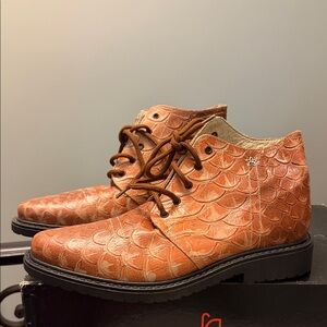 Wolly Italy orange textured leather lace up women boots size 5